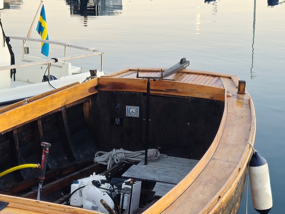 Skänkes: Ek-julle från Kungsviken 1959, enepinnad, 27 fot 5 of 9