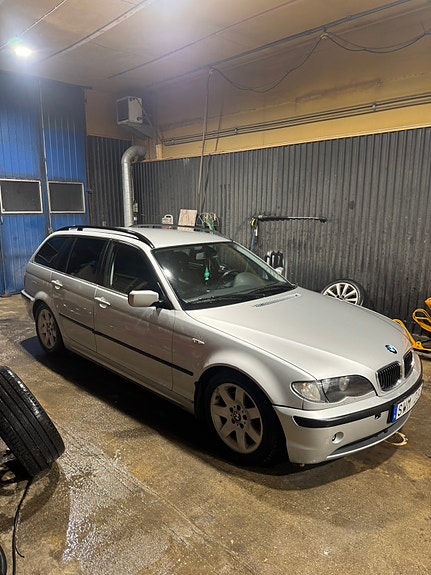 BMW 320i 2 of 7