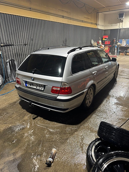 BMW 320i 4 of 7