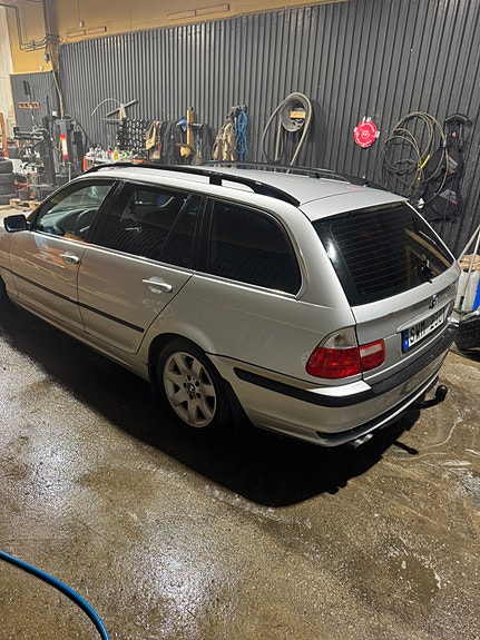BMW 320i 3 of 7