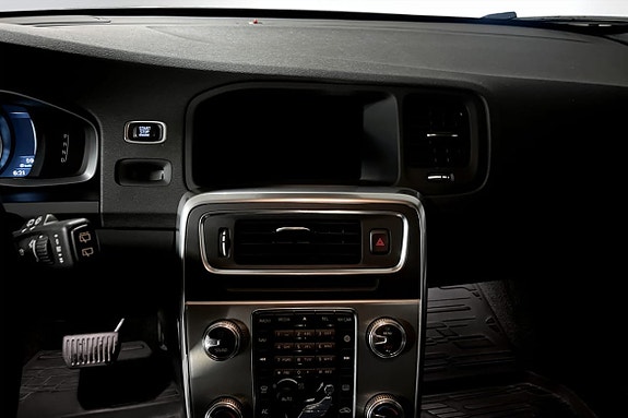 Volvo V60 Cross Country 6 of 9