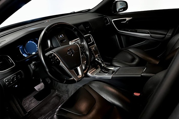 Volvo V60 Cross Country 5 of 9