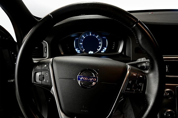 Volvo V60 Cross Country 7 of 9