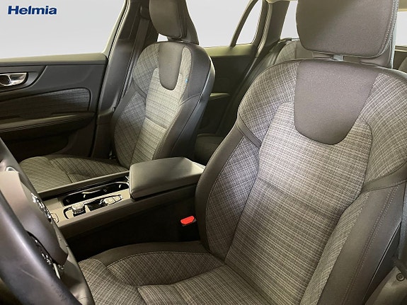 Volvo V60 Cross Country 7 of 14