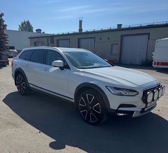 Volvo V90 Cross Country 2 of 4