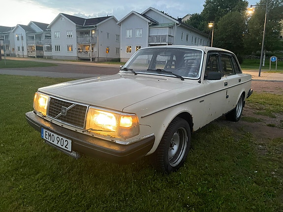Volvo 244 4 of 8