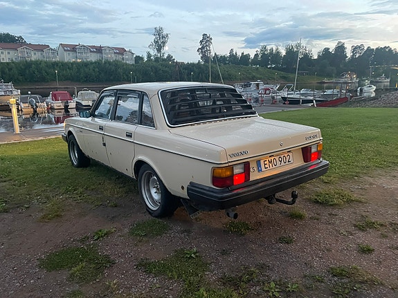 Volvo 244 5 of 8