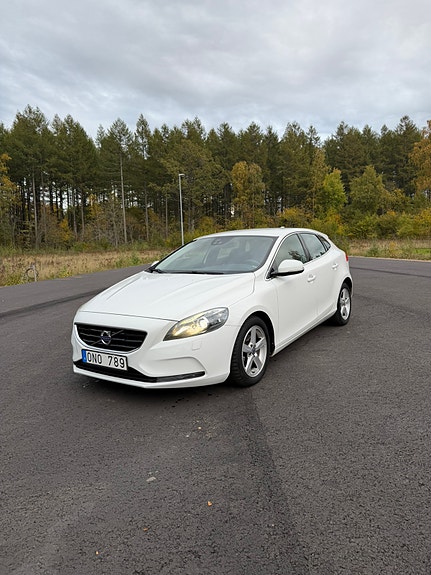 Volvo V40 2 of 11
