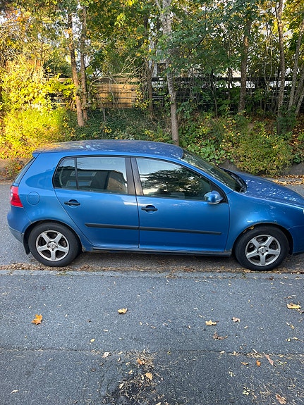 Volkswagen Golf V 2 of 9