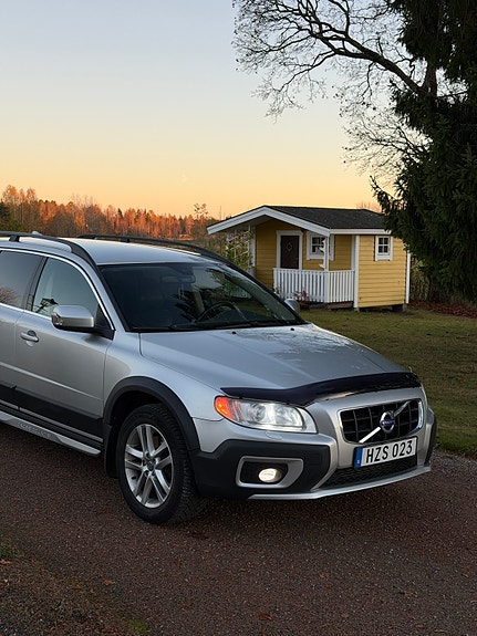 Volvo XC70 2 of 8