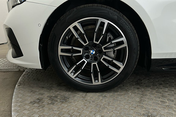 BMW i5 12 of 27