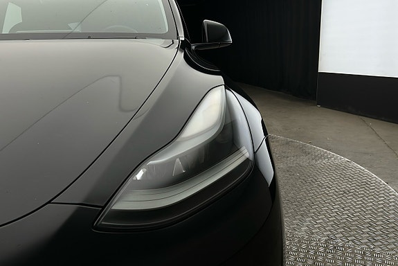 Tesla Model Y 10 of 26