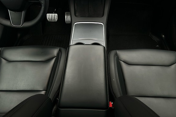 Tesla Model Y 8 of 26