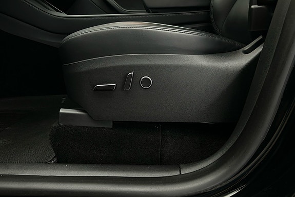 Tesla Model Y 16 of 26