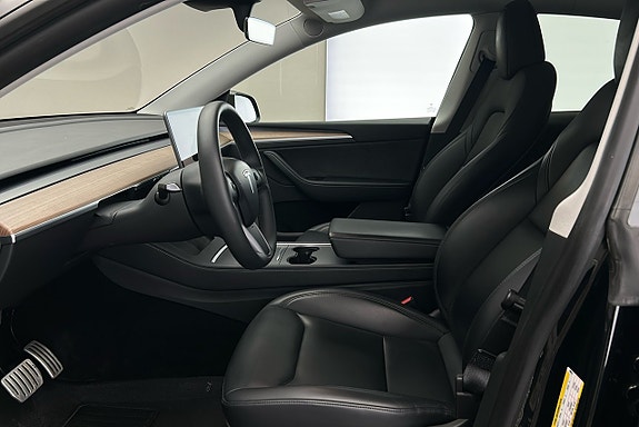 Tesla Model Y 9 of 26