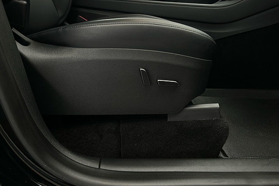 Tesla Model Y 17 of 26