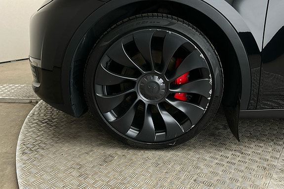 Tesla Model Y 11 of 26