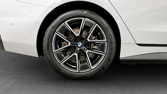 BMW i4 9 of 12