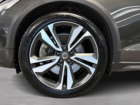 Volvo V60 Cross Country 8 of 17