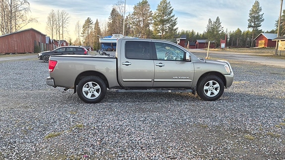 Nissan Titan 6 of 12