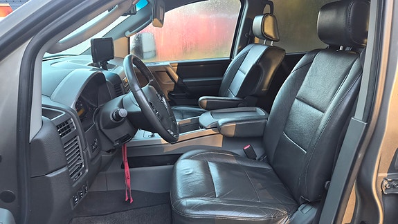 Nissan Titan 12 of 12
