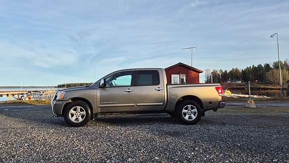 Nissan Titan 2 of 12