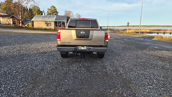Nissan Titan 4 of 12