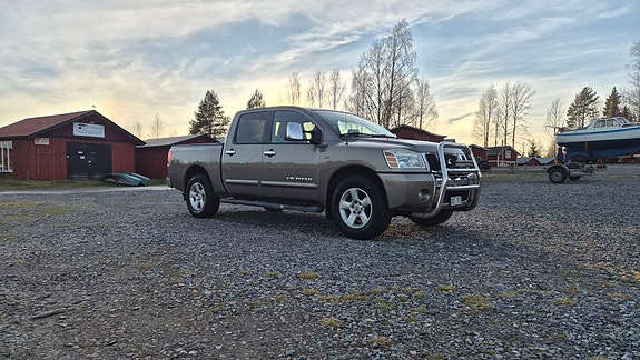 Nissan Titan 7 of 12