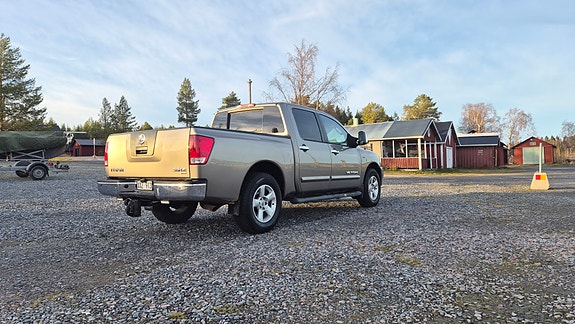 Nissan Titan 5 of 12