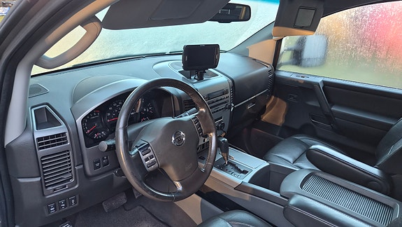 Nissan Titan 10 of 12