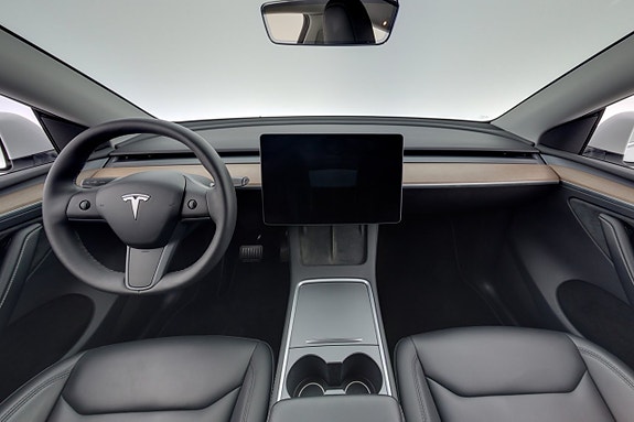 Tesla Model Y 13 of 24