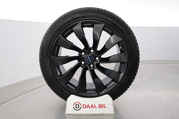 Tesla Model Y 22 of 24