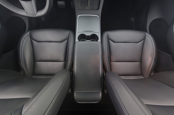 Tesla Model Y 14 of 24