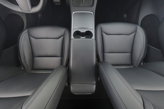Tesla Model Y 14 of 26