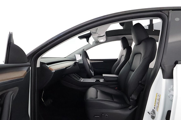 Tesla Model Y 10 of 26