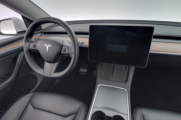 Tesla Model Y 15 of 26