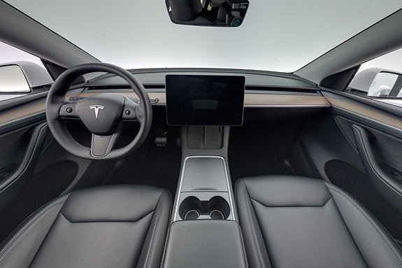 Tesla Model Y 13 of 26