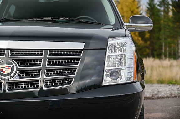 Cadillac Escalade 5 of 22