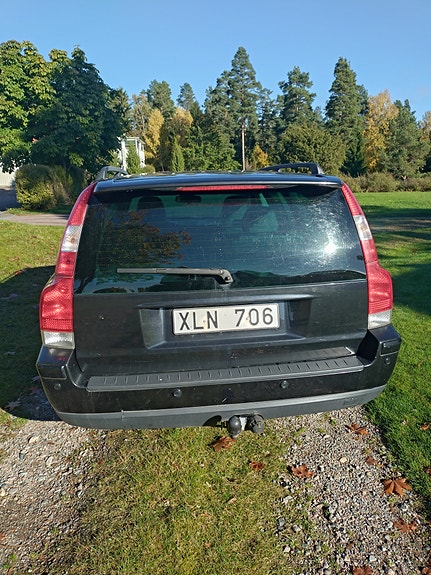 Volvo V70 3 of 7