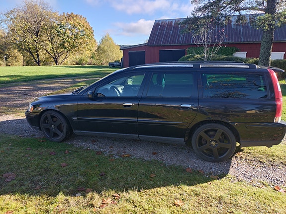 Volvo V70 2 of 7