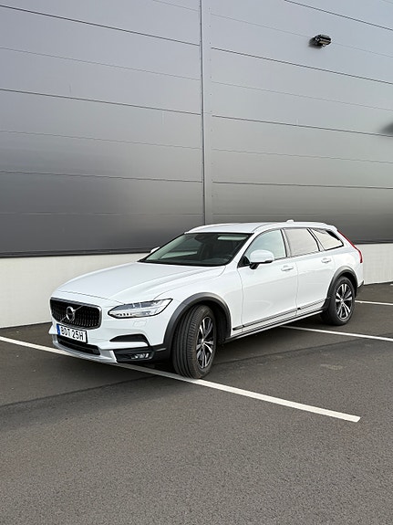 Volvo V90 Cross Country 2 of 3