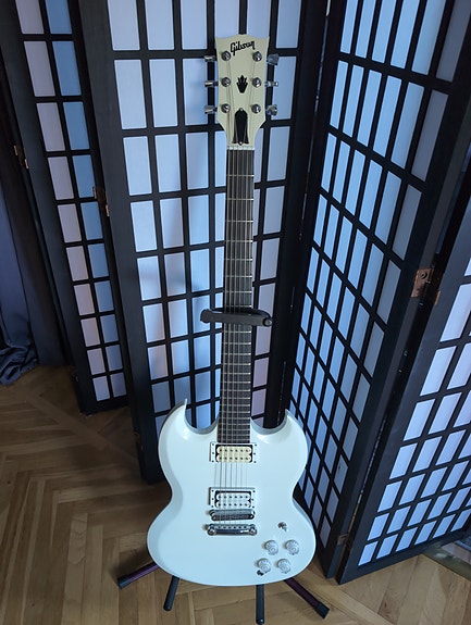 Gibson SG Baritone 27” Alpine White (2013) – Samlingsexemplar i nyskick