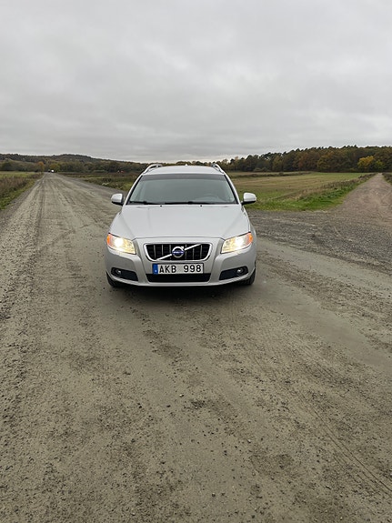 Volvo V70 2 of 11
