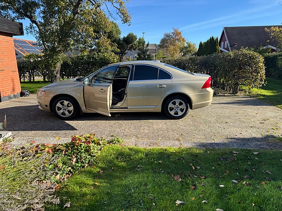 Volvo S80 2 of 5