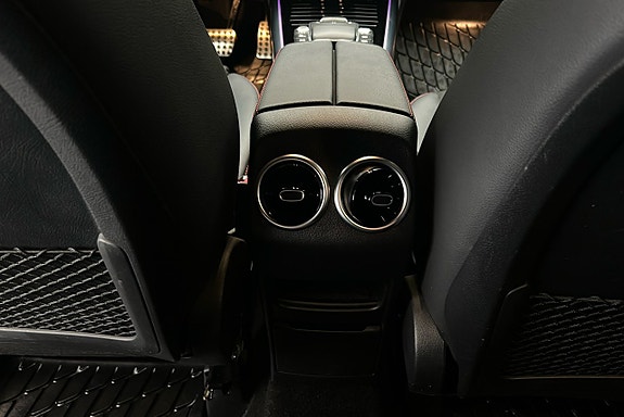 Mercedes-Benz GLA 250 e 20 of 24