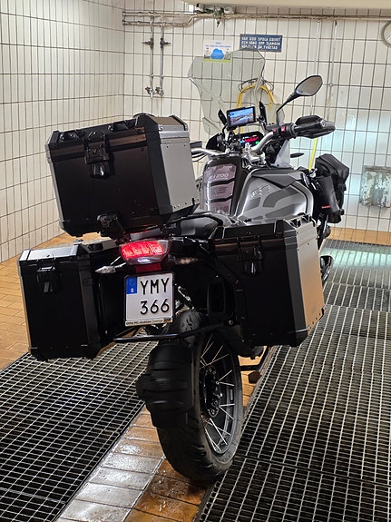BMW R 1200 GS Adventure 2 of 4