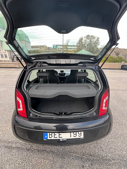 Volkswagen UP! 3 of 9