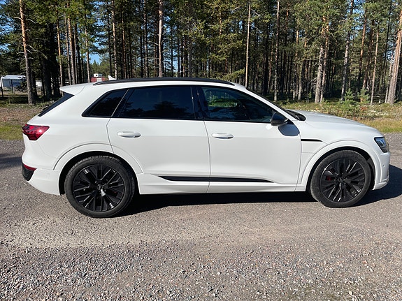 Audi Q8 e-tron 3 of 4