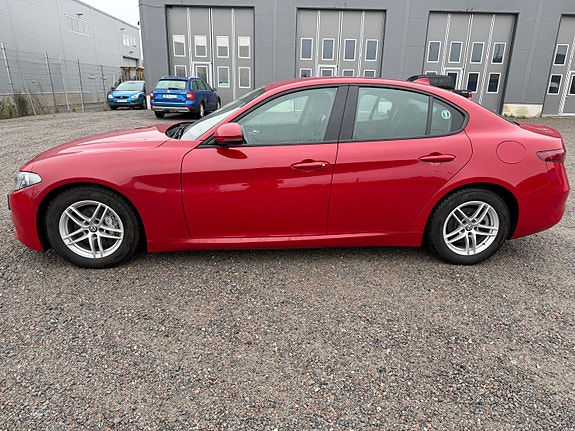 Alfa Romeo Giulia 3 of 12
