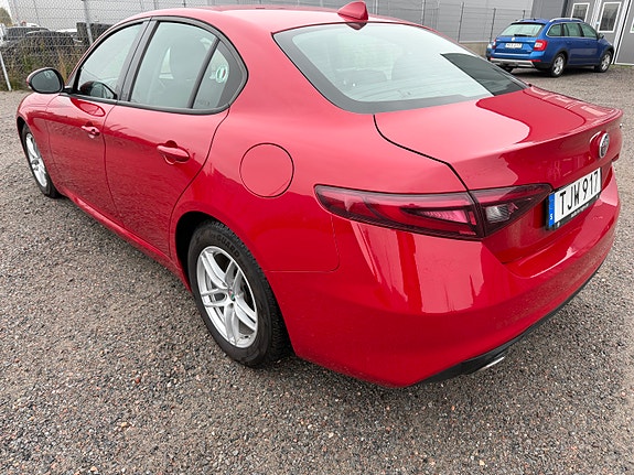 Alfa Romeo Giulia 2 of 12
